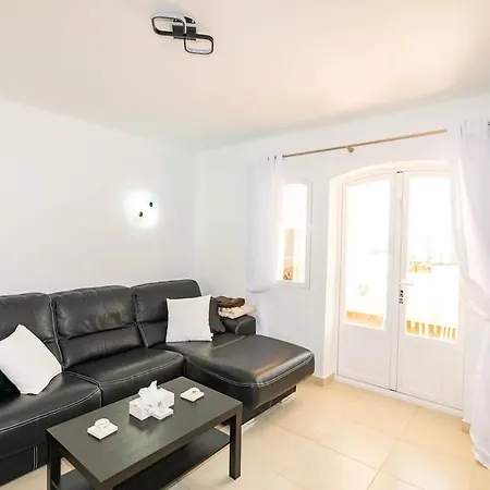Ella Apartment *